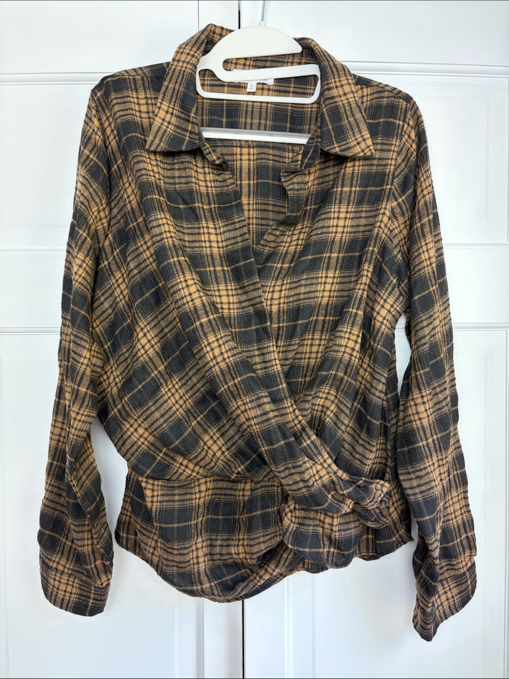 Heartloom Flannel Plaid Wrap Top in Black & Tan, Size Large